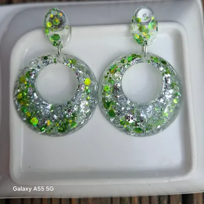 🌿 Éclat nature – Boucles d’oreilles vertes scintillantes en résine